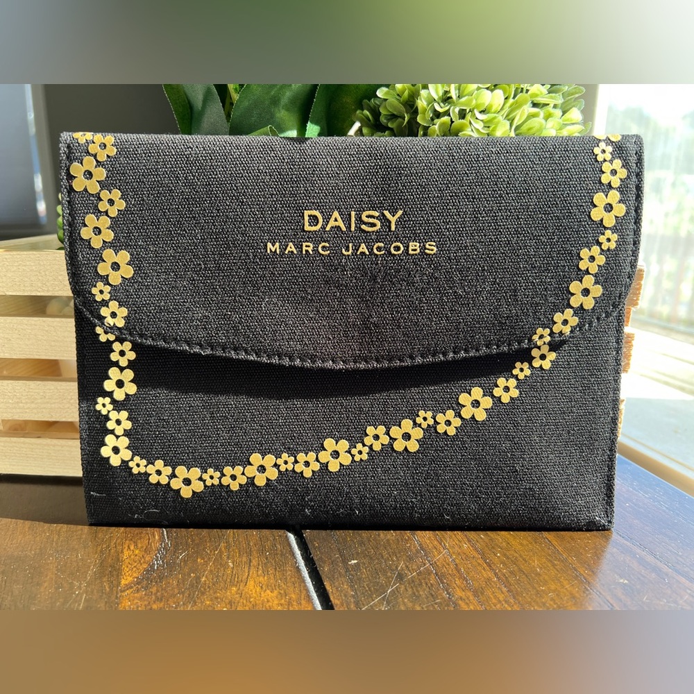 Daisy by Marc Jacobs Black/Gold Pouch - Picture 6 of 9